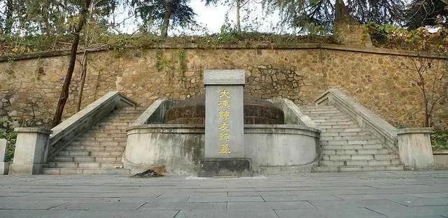 武汉闹市区埋着一位皇帝，陵墓消失500年后，2名学生无意发现