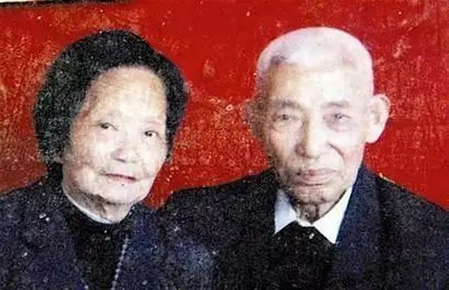 82岁老人第三次结婚，领证时才发现，对方是失散60年的结发妻子