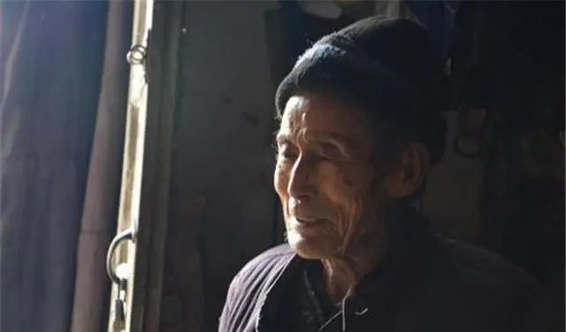 93岁老人一家住绝壁山顶，半世纪开垦30亩荒地，收集雨水吃一年