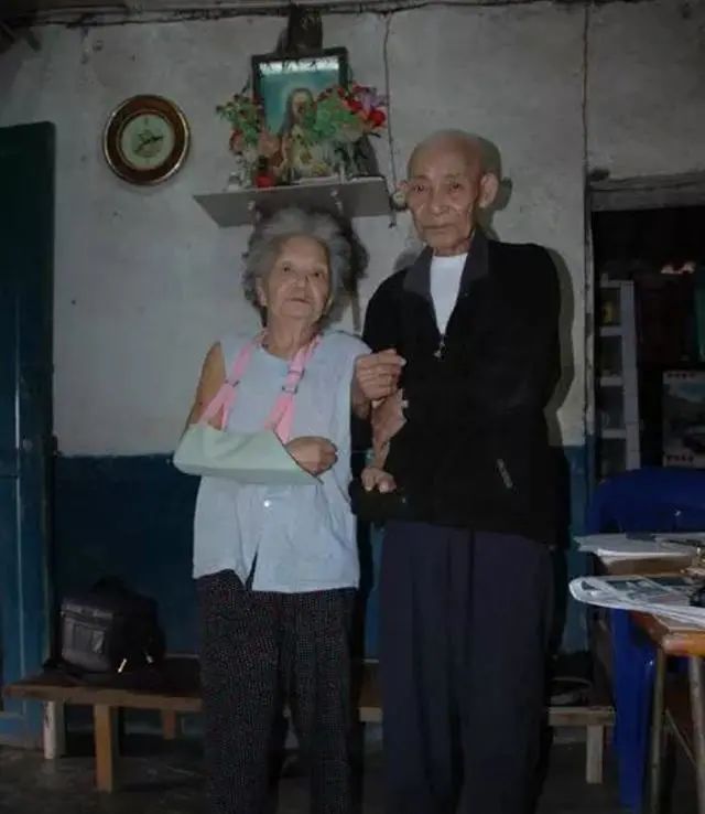 82岁老人第三次结婚，领证时才发现，对方是失散60年的结发妻子
