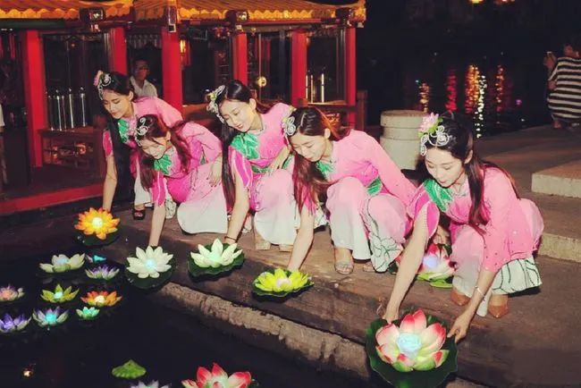 七夕节在古代明明是乞巧节，而传统的情人节是上元节，为何会混淆