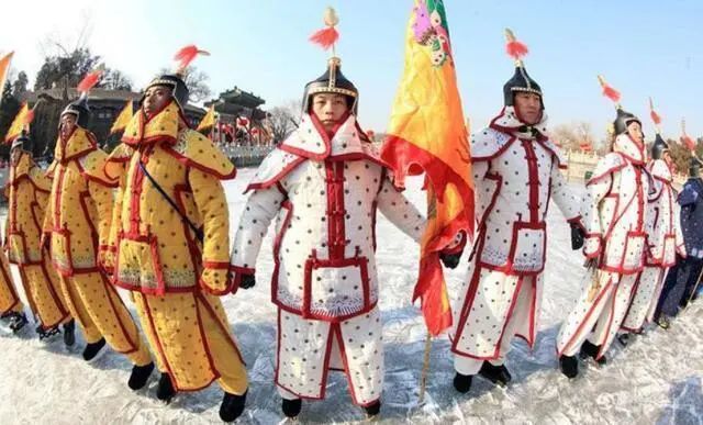 清朝八旗旗主有多厉害，为啥文武百官，甚至和珅都要跪迎？