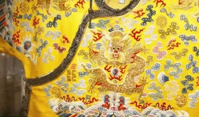 秦始皇的龙袍是黑色的，为什么后世都是黄色龙袍？