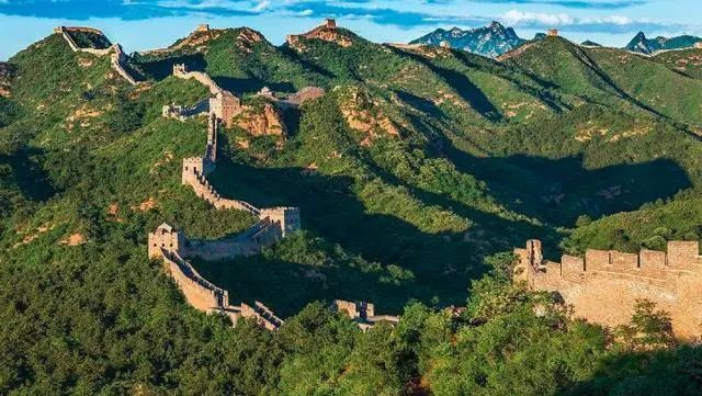秦始皇修建的长城，为何两千年不倒？