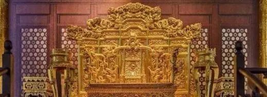 故宫里皇帝的龙椅，是什么材料做的？