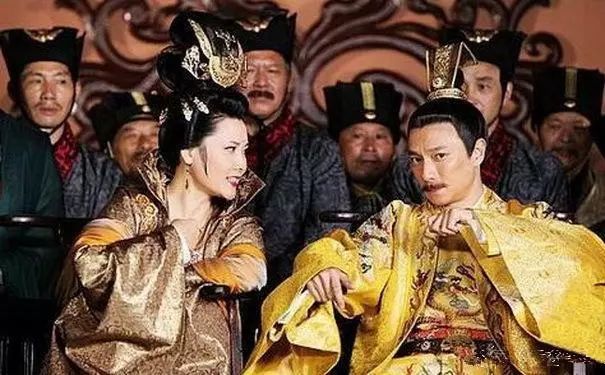 皇帝让大臣娶六十岁的老妇，大臣一看新娘，当场跪谢皇恩浩荡