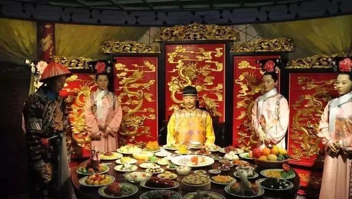 清朝皇帝吃饭，每道菜最多只能吃三口吗？