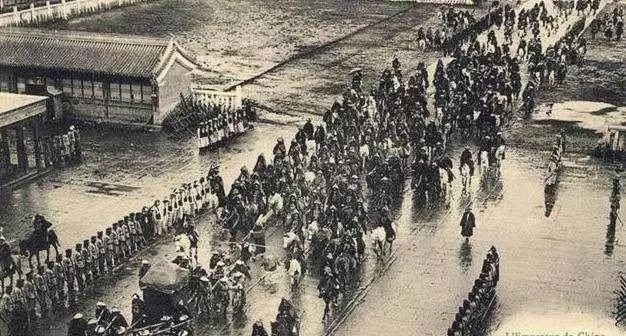 真实的皇帝出行比电视里简单，1905年光绪走在天安门广场！