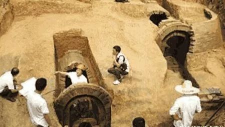 纪晓岚墓被挖出，七个清朝女子枯坐在里面，已有上百年