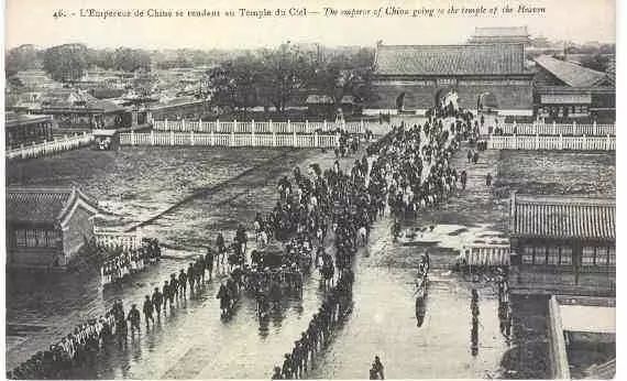 真实的皇帝出行比电视里简单，1905年光绪走在天安门广场！