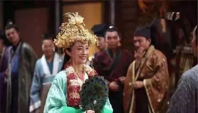她与皇帝青梅竹马，16岁嫁入皇宫生12个孩子，却被无情赐死