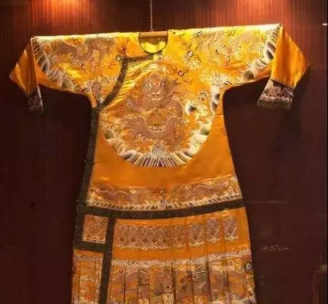 古代皇帝的龙袍，能值多少人民币？