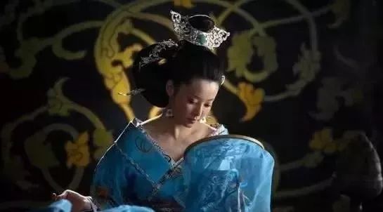 此人是西汉第一传奇的女人，给5个皇帝当过皇太后，但死的很窝囊