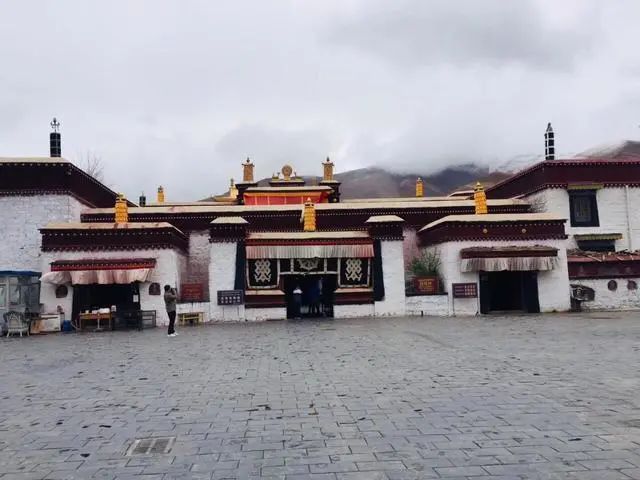 文成公主推演西藏地形犹如魔女，那震慑魔女的寺庙都建在哪？