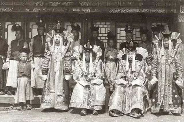 璟瑟公主头饰酷似牛角，高度还原历史上蒙古传统头饰！