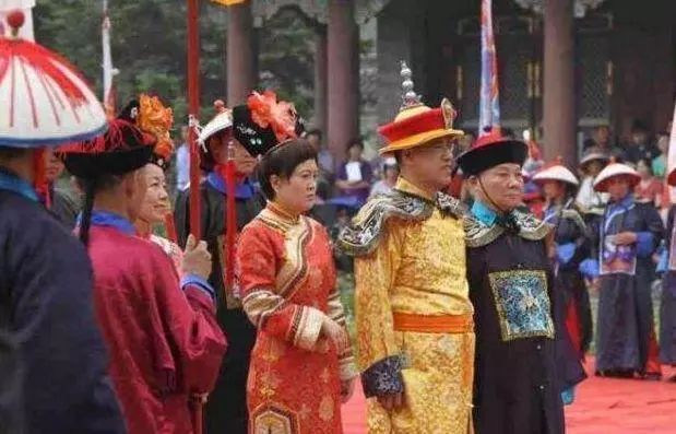 乾隆7世孙爱新觉罗·恒绍，如今还身穿龙袍祭祖，这有点过了
