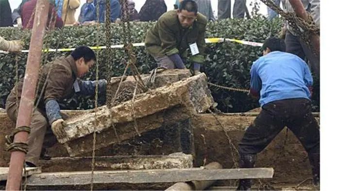 秦桧墓葬被发现，遭其家人阻拦，专家坚持开挖收获颇丰富