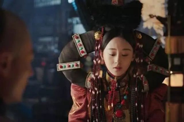 璟瑟公主头饰酷似牛角，高度还原历史上蒙古传统头饰！