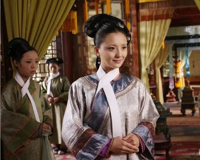 清朝后宫妃嫔佩戴的白领子不是为了好看，原来是有这样的作用的