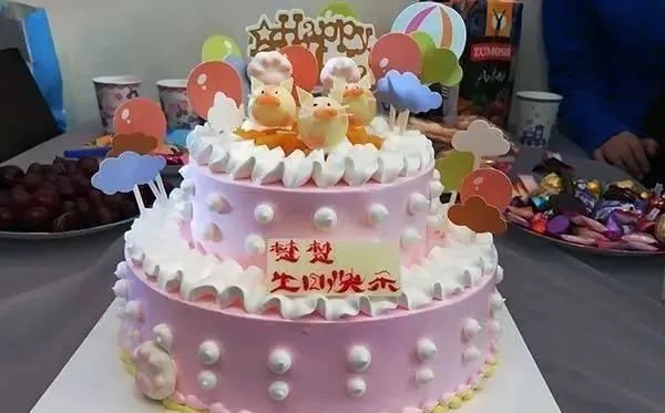 生日蛋糕上写什么字比较有创意 蛋糕祝福语创意8个字（生日蛋糕祝福语）