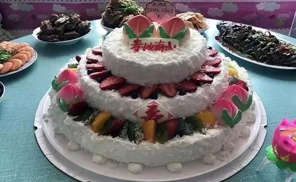 生日蛋糕上写什么字比较有创意 蛋糕祝福语创意8个字