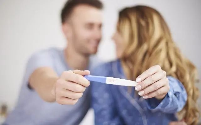 夫妻想要快速怀孕，除了吃叶酸，这3件事也应该做好！