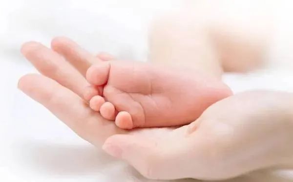哥伦比亚出现“寄生胎”女婴出生24小时后“生”出双胞胎姊妹