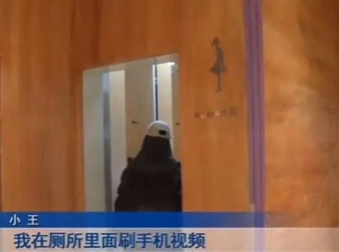 重庆一商场女厕所惊现趴地偷窥男，女子机智拍下照片：不是第一次