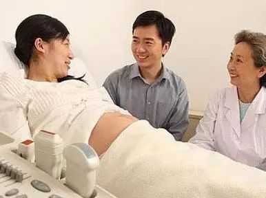 24周孕妈做四维彩超，胎宝全程“微笑”惹人爱，医生：这娃不能留