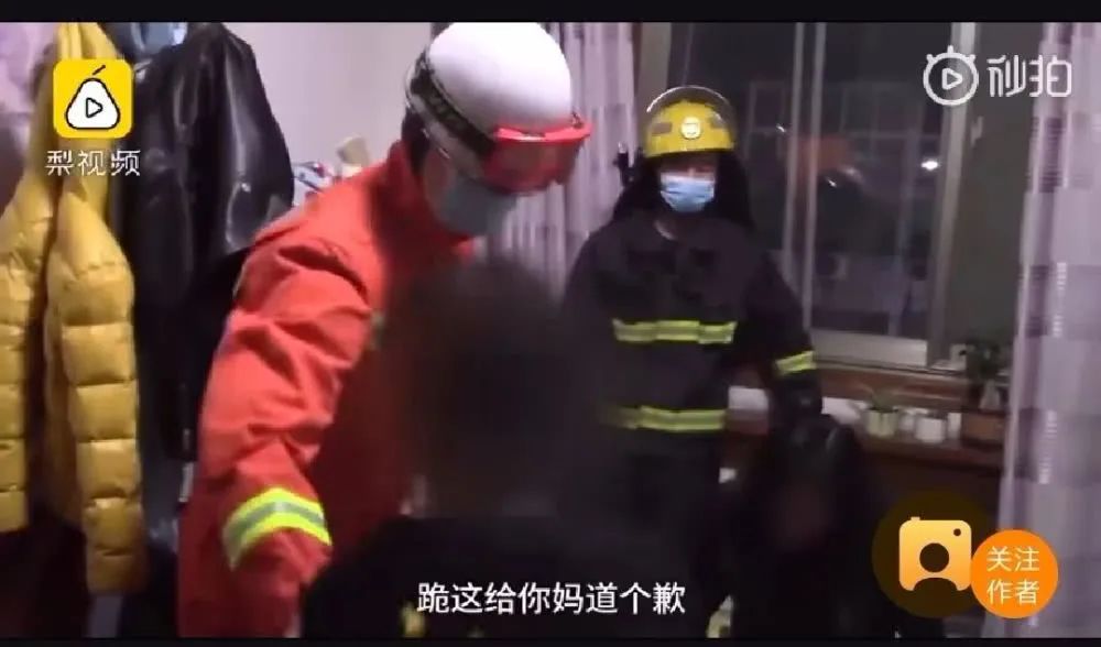 河南母亲跳楼，消防员要小孩下跪求饶