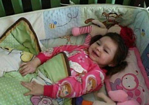 外国3岁女孩患怪病每天精力充沛，只睡一个半小时笑容常挂脸上