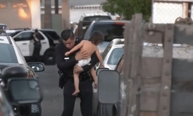 心痛！妈妈被杀，爸爸自杀，只穿尿布的2岁女婴被警方抱起……