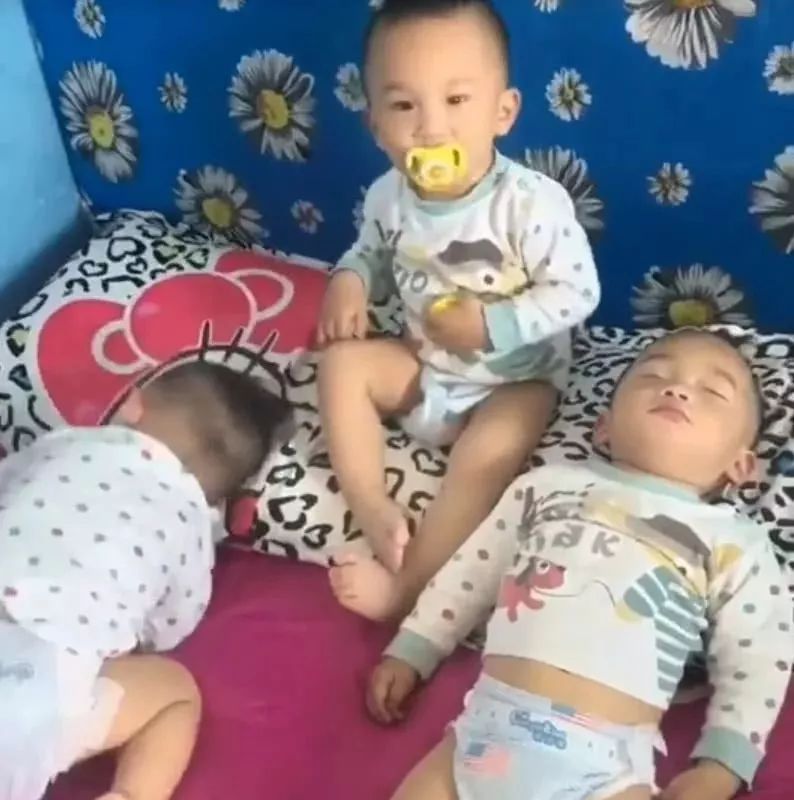 三胞胎哥哥们睡觉了，弟弟接下来的动作，妈妈被气的哭笑不得