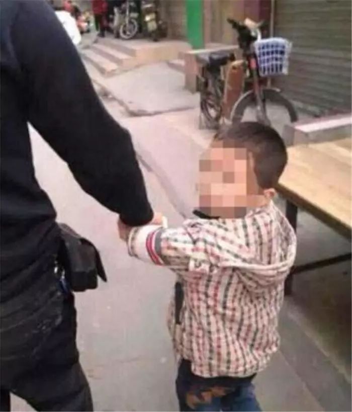 5岁男孩被人贩子抱走，10个小时后被找到，却变成了“女孩”
