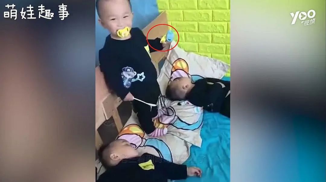 三胞胎弟弟趁着俩哥哥睡着了，居然作出这种举动，看完不许笑啊！