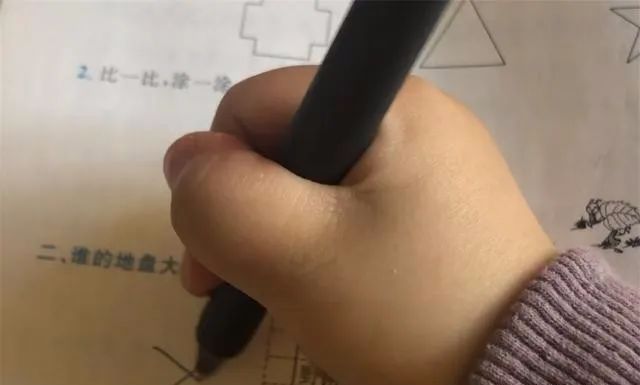 数学老师上网课期间去厕所，4岁女儿帮“讲课”，引百万人播放
