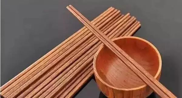 你们家吃饭用哪种筷子？