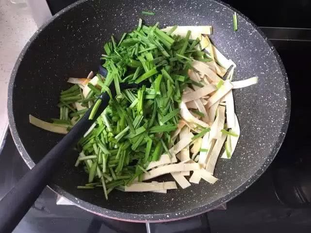 韭菜和此物一起炒，清淡可口！