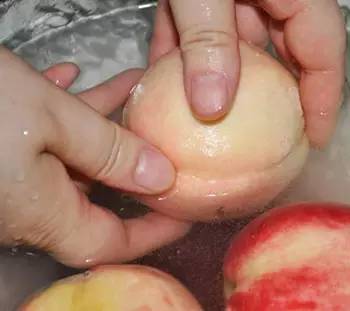 夏天吃桃子，教你一招马上把桃子洗干净！