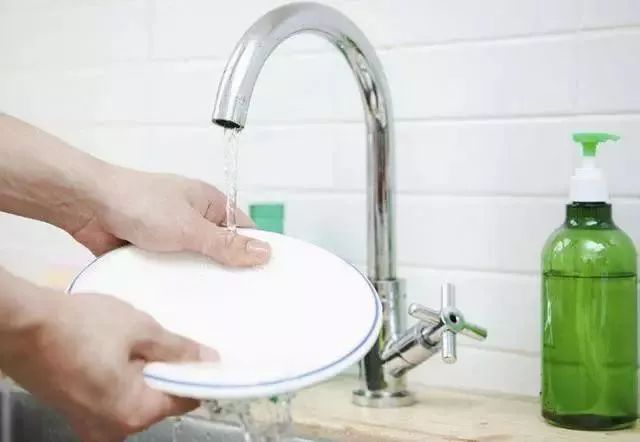 这个洗碗习惯，细菌增加7万倍！