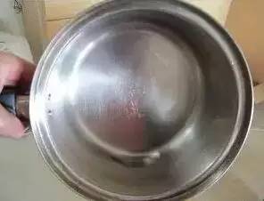 家里做饭用的锅污垢太脏？老妈只用了一招！