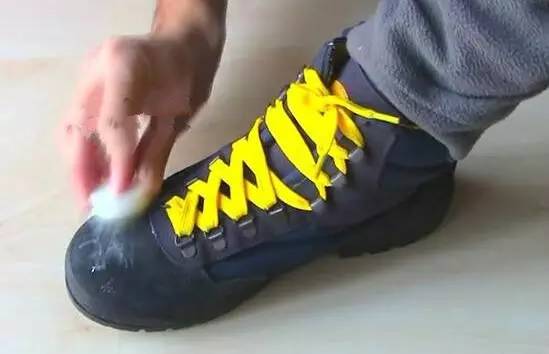 一招让你的运动鞋可以防雨防水