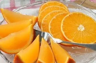 把橙子挖空后放进冰箱