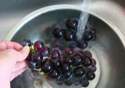 葡萄要这样洗