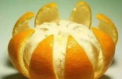 把橙子挖空后放进冰箱