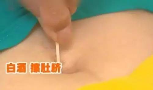 一女子把生姜片放在肚脐上，没想到第二天....惊呆！