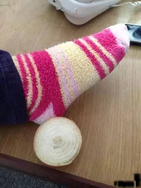 视频：洋葱放在袜子里，奇迹出现了！