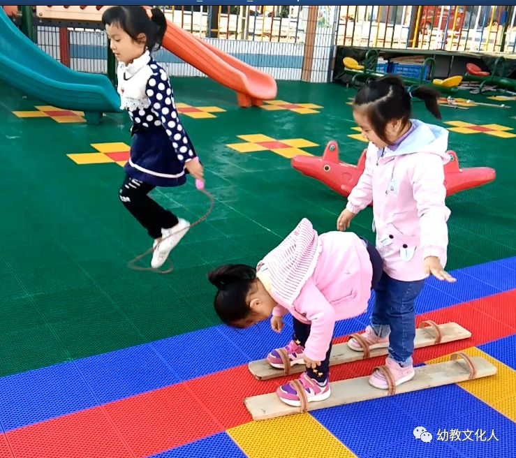 幼儿园优秀学习故事《走“大鞋”》