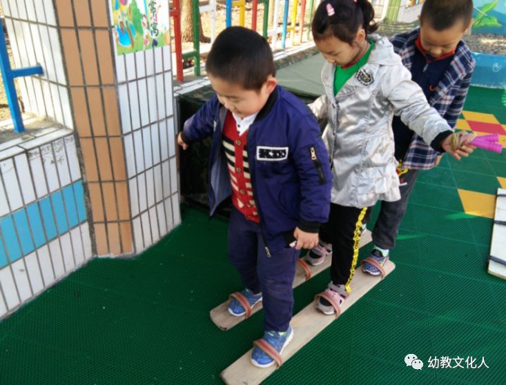 幼儿园优秀学习故事《走“大鞋”》