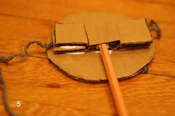 幼儿园自制手工乐器：纸壳摇鼓